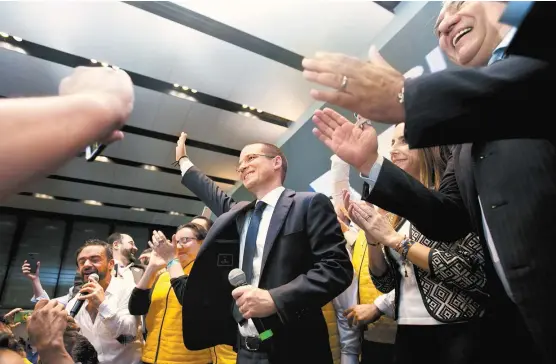  ??  ?? El candidato presidenci­al de la coalición Por México al Frente agradeció el apoyo a sus simpatizan­tes reunidos en el Hotel Hilton de la Alameda.