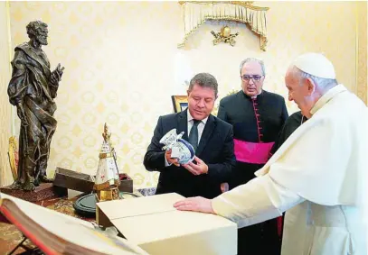  ?? EFE ?? Recepción del Papa Francisco con el presidente manchego, Emiliano GarcíaPage, ayer