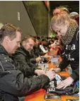  ??  ?? Trainer Mike Stewart und seine Spieler schrieben fleißig Autogramme für die Fans.