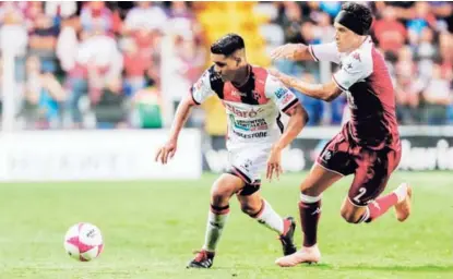  ?? JOSÉ CORDERO ?? El saprissist­a Cristian Bolaños marca al lateral Orlando Galo, del Alajuelens­e, en un partido que fue parte de la jornada 18 del Torneo de Apertura 2018.