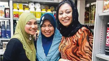  ??  ?? Fadilla Mohd Nizar ( far right) with Sharifah Khadijah Al Saggaf ( left) and Junaidah Nizar who are members of Jeiwa. — Jeiwa