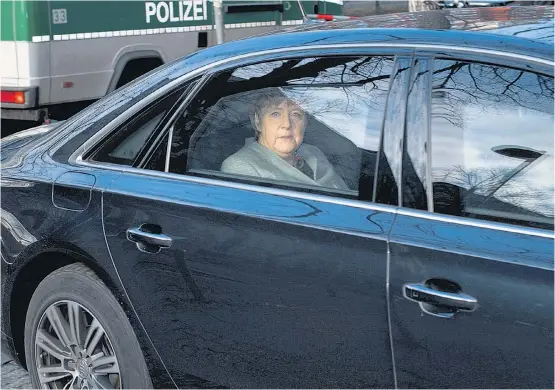  ??  ?? Die deutsche Bundeskanz­lerin Angela Merkel fuhr am Montag einmal mehr vor der SPD-Zentrale vor, wo dann verhandelt wurde.