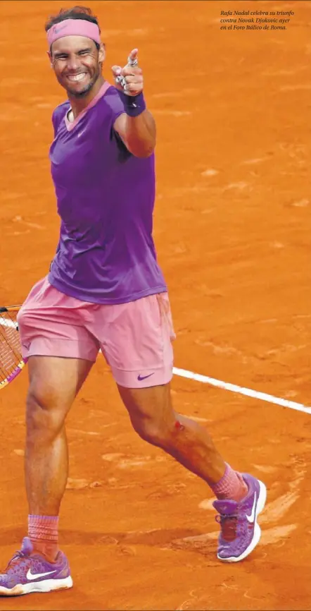  ??  ?? Rafa Nadal celebra su triunfo contra Novak Djokovic ayer en el Foro Itálico de Roma.