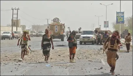  ??  ?? مقاتلون مؤيدون للحكومة اليمنية شرق الحديدة