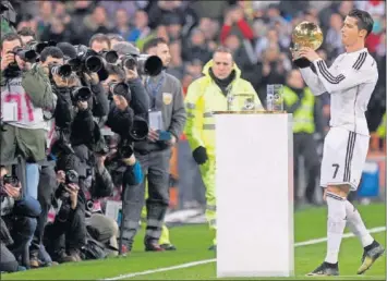  ??  ?? HOMENAJE DEL BERNABÉU. Cristiano ofreció el 15 de enero de 2015 su tercer Balón de Oro.