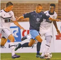  ?? STAFF PHOTO BY C.B. SCHMELTER ?? Chattanoog­a FC’s Joao Costa works between two Atlanta Silverback­s defenders during the NPSL Southeast Conference final Saturday at Finley Stadium. They went to a deciding shootout.