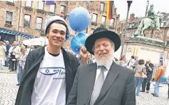  ??  ?? Oberrabbin­er Raphael Evers (rechts) und Igor Burshteyn aus der jüdischen Gemeinde besuchen das Israelfest.