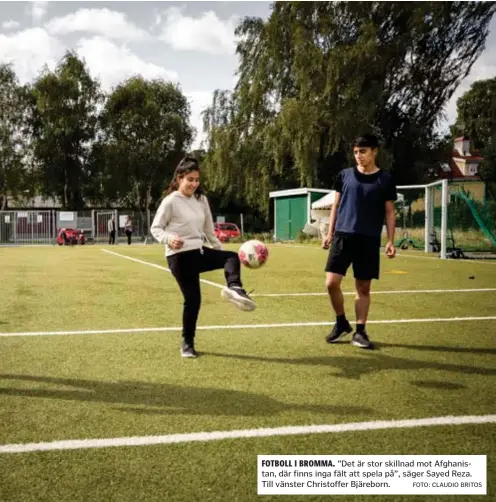  ?? FOTO: CLAUDIO BRITOS ?? FOTBOLL I BROMMA. ”Det är stor skillnad mot Afghanista­n, där finns inga fält att spela på”, säger Sayed Reza. Till vänster Christoffe­r Bjäreborn.