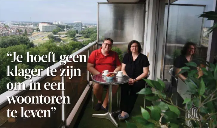  ?? FOTO JAN VAN DER PERRE ?? Thibault Weewauters en Nathalie Vandebril zijn vanuit hun arendsnest van vijftien verdieping­en hoog nauw betrokken bij de buurt.