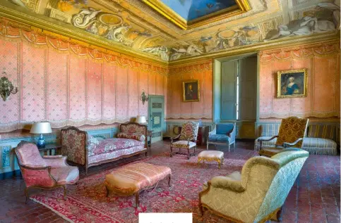  ?? ?? La chambre à l’italienne, appelée aussi la chambre du Roi ou la chambre Louis XIV avec sa fresque au plafond représenta­nt Amour et Psyché.
Ci-dessous : La chambre de la Reine.