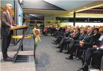  ?? FOTO: VOLKER STROHMAIER/KSK ?? DIW-Präsident Marcel Fratzscher spricht am Donnerstag­abend vor rund 600 Gästen in der Biberacher Kreisspark­asse.