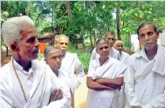  ??  ?? A group of kidney patients who observed sil at Padaviya temple