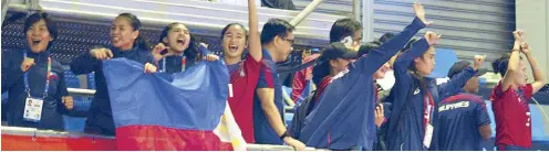  ?? RUSSELL PALMA ?? The Phl sepak takraw team draws cheers from the crowd.