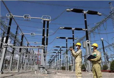  ?? Ngọc Hà
VNA/VNS Photo ?? EVN staff in Bình Thuận Province examine and record heat production to prevent incidents at the 500 kv substation Vĩnh Tân.