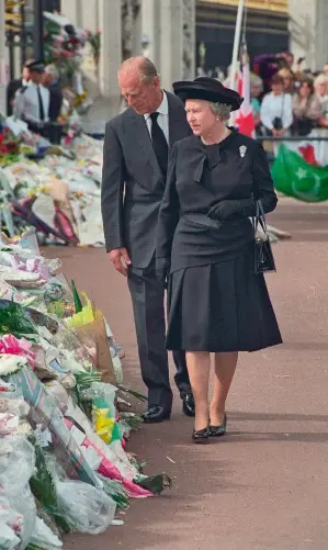  ??  ?? Élisabeth II et le prince Philip, lors des funéraille­s de Lady Diana, le 5 septembre 1997.