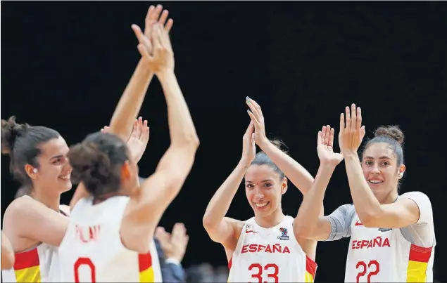  ??  ?? Paula Ginzo, Laia Palau, Laura Quevedo y María Conde, todas con una gran sonrisa, agradecen el apoyo de La Fonteta ante Eslovaquia.