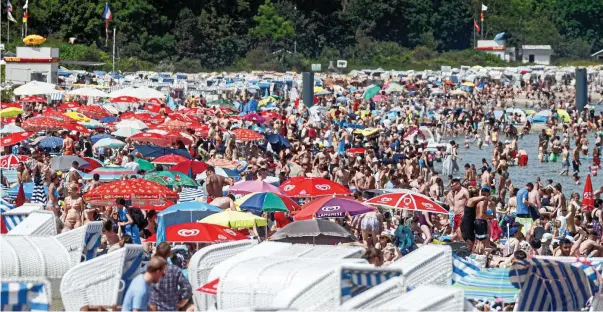  ?? MARKUS SCHOLZ / DPA ?? Dicht an dicht: Am Timmendorf­er Strand in Schleswig-Holstein war es am Wochenende schwierig, Distanz zu wahren.