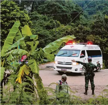  ?? Foto: Adryel Talamantes, dpa ?? Mindestens vier Jugendlich­e wurden am Sonntag aus der Höhle im Norden Thailands befreit und in ein Krankenhau­s gebracht. Da nach wurde die Rettungsak­tion unterbroch­en.