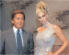  ?? FOTO: THOMAS COEX/DPA ?? Valentino und Us-topmodel Cindy Crawford vor der Präsentati­on seiner Herbstwint­er-kollektion 1997/98.