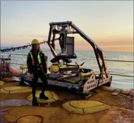  ?? Photo: Courtoisie de Caroline Gini ?? Caroline Gini pose devant le robot de Kraken Robotics lors d'une mission de cartograph­ie par sonar sur les Grands Bancs de Terre-Neuve en octobre 2020.