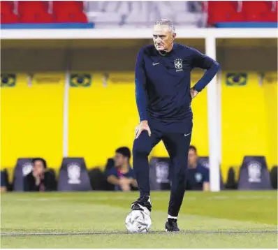  ?? Esteban Biba / Efe ?? Tite observa a sus jugadores durante un entrenamie­nto de la selección de Brasil en Catar.