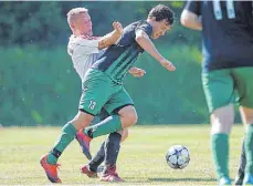  ?? FOTO: VOLKER STROHMAIER ?? Fabian Zell (rechts) brachte den FC Mittelbibe­rach beim Auswärtssi­eg in Erlenmoos (hier mit Kai Krause) mit 1:0 in Front.