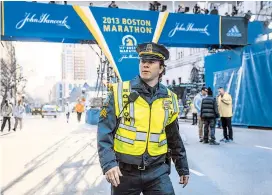  ??  ?? Mark Wahlberg ist ein eigentlich degradiert­er, als Ordner beim Marathon aber in die Mitte des Geschehens geratender Polizist.