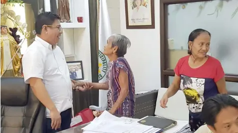  ?? Chris Navarro ?? CARING FOR THE ELDERLY. Sto. Tomas Mayor John Sambo listens to the request of senior citizens who frequently visit his office. In his first term in office, Sambo provided a vehicle for the elderly as well as medical and financial assistance.---