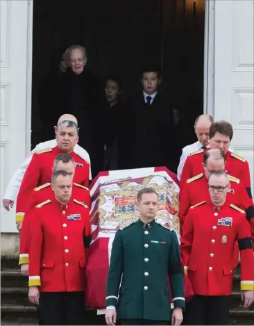  ?? FOTO: JONAS OLUFSON ?? Prins Henrik har her forladt Fredensbor­g Slot for sidste gang. Dannebrog, der daekker kisten, er prydet med prins Henriks våbenskjol­d.