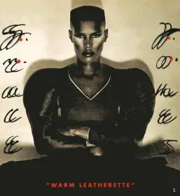  ??  ?? 1. Grace Jones, sur                  Warm Leatherett­e, 1981.                                    avec sa soeur Olivia De Havilland,
3. Céline Dion à Paris, en