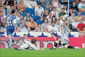  ??  ?? ÚLTIMA VEZ. Luque batió así a Casillas. Es el gol del último triunfo liguero del Depor en el Bernabéu.