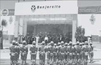  ??  ?? Los secretario­s de Hacienda y Defensa Nacional, Antonio Meade Kuribreña y Salvador Cienfuegos Zepeda, inauguraro­n la sucursal de Banjercito en Tijuana ■ Foto Cristina Gómez