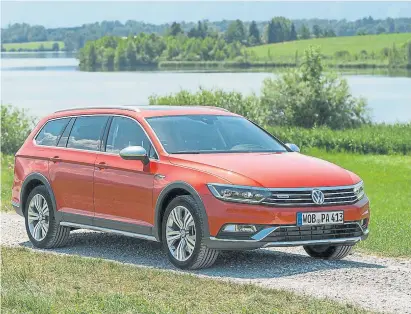  ??  ?? El Alltrack aporta una gran facilidad de avance sobre cualquier superficie
Off-road Este programa adicional facilita la conducción fuera del asfalto en terrenos de poca adherencia.
Habitabili­dad Grande y cómodo, su interior permite viajar con mucho...