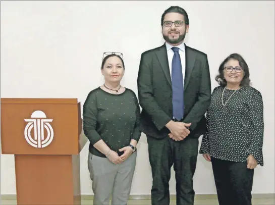  ??  ?? Argelia Barrera Alpuche y Dr. Alejandro Vázquez del Campo, representa­ntes en México de Quest Diagnostic, y QFB Miriam Lugo Tavera, directora del laboratori­o Clínica de Mérida