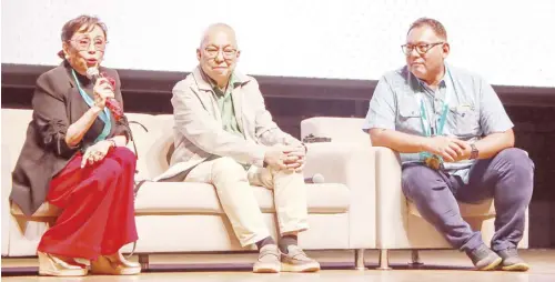  ?? – PHOTOS FROM CCP FILM, BROADCAST AND NEW MEDIA’S FACEBOOK PAGE ?? The Star for All Seasons is joined by Ricky Lee and ABS-CBN Film Restoratio­n’s Leo Katigbak during the talkback session.