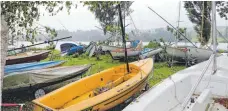  ??  ?? Auf dem Bootsplatz der Segel- und Surfschule neben dem Campingpla­tz am Badsee warfen die Windböen einige Segelboote um, Äste stürzten hernieder.