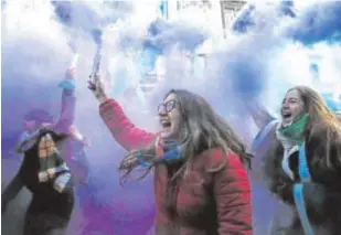  ?? EFE ?? Argentinos festejan la despenaliz­ación del aborto