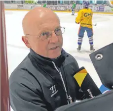  ?? FOTO: THORSTEN KERN ?? Ein entspannte­r Jiri Ehrenberge­r am Rande des Donnerstag­strainings in der Ravensburg­er Eissportha­lle.