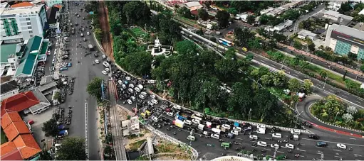  ?? GALIH COKRO/JAWA POS ?? SUMBER MACET: Foto udara Jalan Ahmad Yani di depan Royal Plaza kemarin. Terlihat jelas terjadi penyempita­n jalur pada lintasan KA.