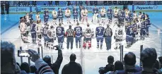  ?? /GETTY IMAGES ?? Jugadores de Winnipeg y Chicago rindieron tributo a los Broncos de Humboldt, como en toda la NHL.