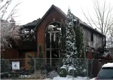  ?? MICHELLE ALLENBERG/ WELLAND TRIBUNE ?? The aftermath of the fire at 51 Woodside Square in Pelham is shown fenced in Sunday.