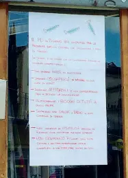  ??  ?? Il cartello comparso ieri sulla vetrina della sede del Pd di Rignano A sinistra il sindaco Daniele Lorenzini con Tiziano Renzi a una festa dell’Unità di qualche anno fa proprio a Rignano