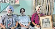  ??  ?? Maj Gurdial Singh Jallanwali­a (retd) flanked by his sons Col (retd) Harmanderj­eet Singh (left) and IAF Group Captain (retd) Harjinderj­eet Singh in Ludhiana on Wednesday. GURMINDER SINGH/HT