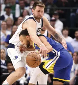  ?? SCOTT STRAZZANTE – SAN FRANCISCO CHRONICLE VIA AP ?? The Warriors’ Stephen Curry, right, is guarded by the Mavericks’ Luka Doncic, who scored 30points, in Game 4of the Western Conference Finals on Tuesday in Dallas.