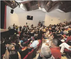  ?? COLLEGE FOTOS CORTESÍA DE IMPERIAL VALLEY ?? Familiares y seres queridos de los graduados de Imperial Valley College que asistieron a la Ceremonia Binacional de Reconocimi­ento inaugural de la universida­d, celebrada el 16 de mayo, escuchan a los artistas de mariachi.