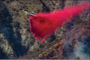  ?? IRFAN KHAN — LOS ANGELES TIMES, FILE VIA TNS ?? An air tanker drops fire retardant on a slow moving 45-acre brush fire above Glen Helen Parkway in Lytle Creek.