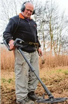  ?? Fotos (4): Reif ?? Mit seinem Metalldete­ktor begibt sich Peter Bogner oft auf den Äckern vor Wertingen auf die Suche nach Überbleibs­eln der Vergangenh­eit.