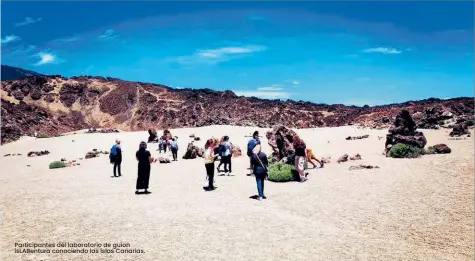  ?? ?? Participan­tes del laboratori­o de guion islabentur­a conociendo las islas Canarias.