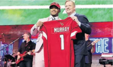  ?? AFP ?? >Kyler Murray posa con el comisionad­o de la NFL, Roger Goodell.