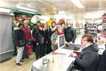  ??  ?? Les membres et les bénéficiai­res de l’associatio­n dans les locaux de l’épicerie solidaire